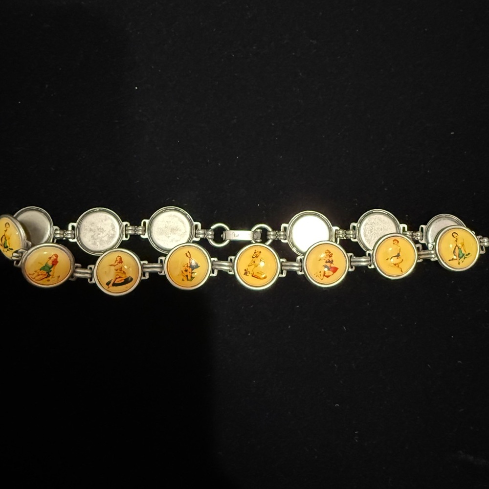 ✨Vintage✨ bracelet w/pin up girls